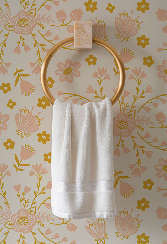 Blush Garland – Classic Floral Wallpaper in Soft Pink